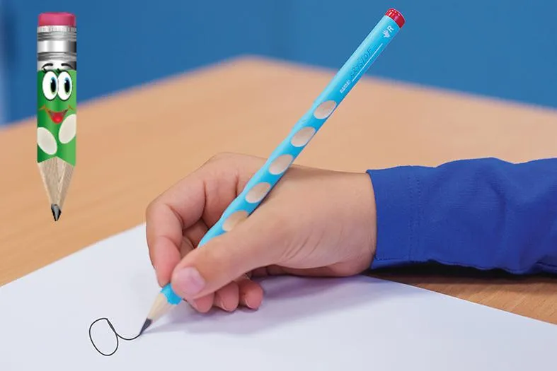 Dětská ruka drží ergonomickou pastelku správným úchopem